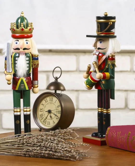 Luskáčik Drevená vianočná postava kráľa s mečom