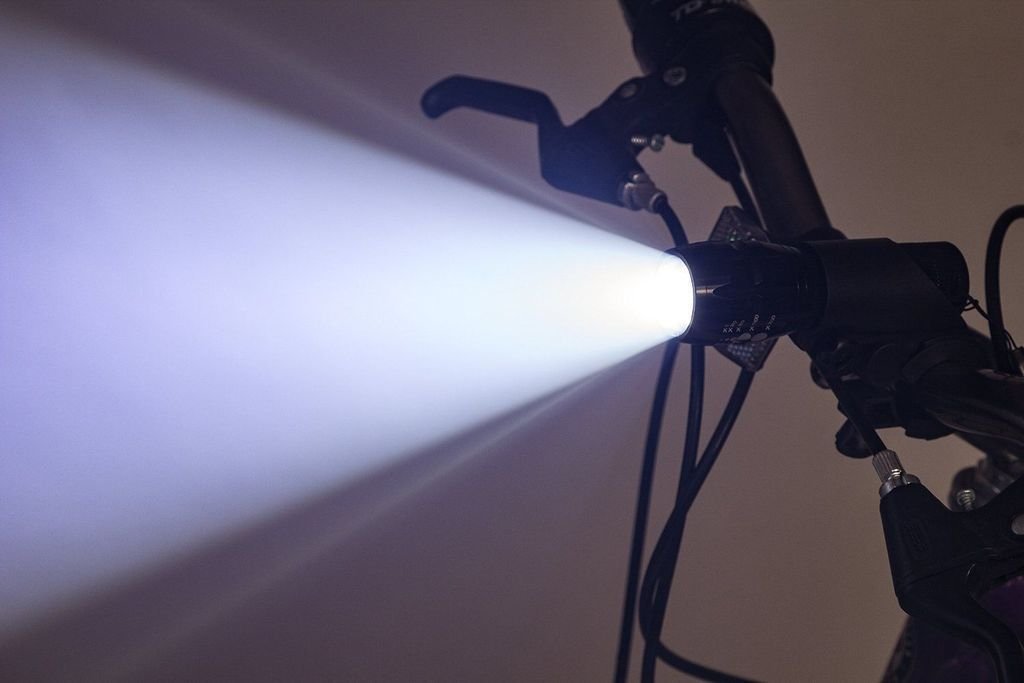 Baterka na bicykel LED svetlo predné s držiakom