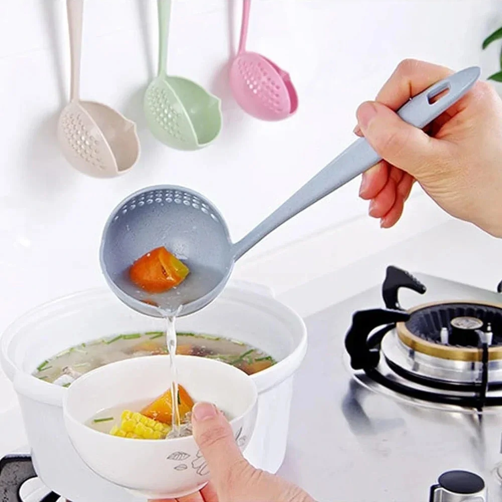 Kuchynská plastová naberačka a sitko 2v1 na polievky